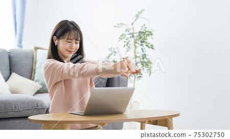 女人伸展 75302750