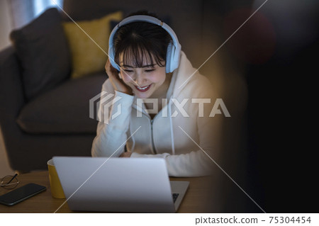 年輕女子享受深夜音樂 年輕女子享受深夜音樂 75304454