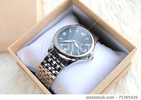 Luxury male wristwatches in gift box or case 75305420
