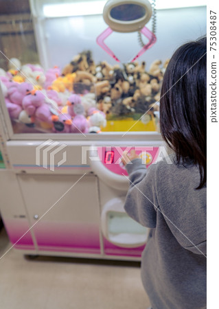 Children playing crane games UFO catcher 75308487
