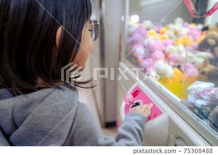 Children playing crane games UFO catcher 75308488