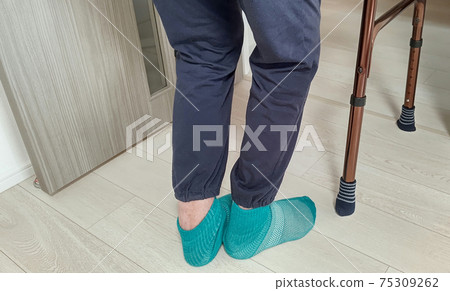 Walking of elderly men 75309262