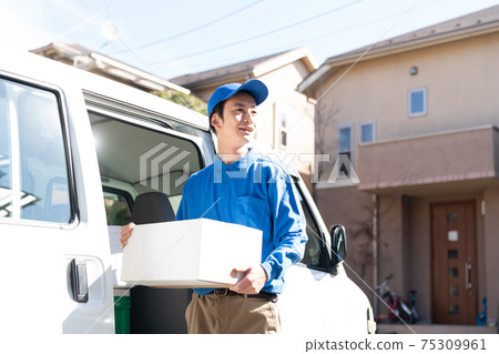 Staff delivering luggage 75309961