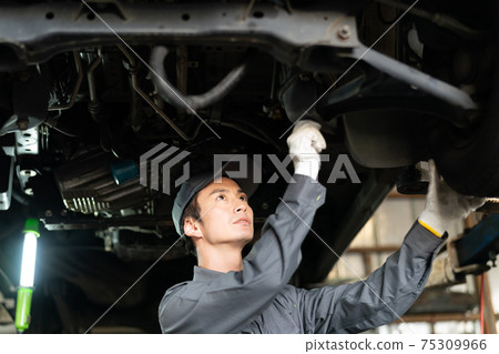 Auto mechanic working in a factory 75309966