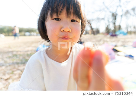 女孩享受戶外 75310344