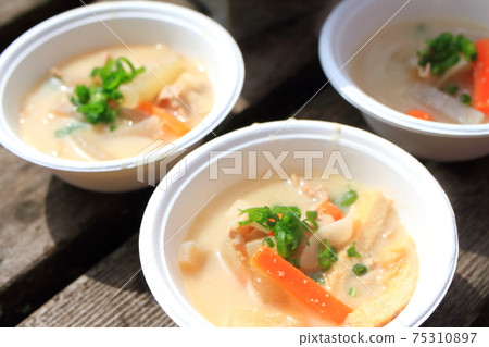 在戶外吃的葛菜湯 在戶外吃的葛菜湯 75310897