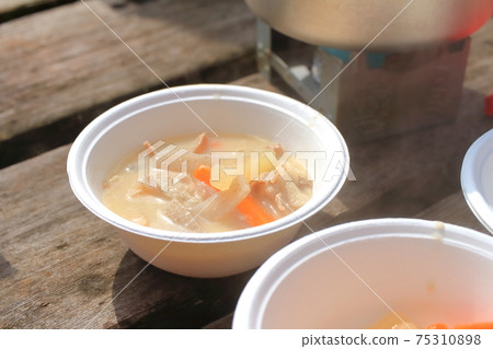 在戶外吃的葛菜湯 在戶外吃的葛菜湯 75310898