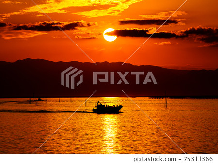 Departure and return status of Nori aquaculture work boats in the evening of the Ariake Sea Departure and return status of Nori aquaculture work boats in the evening of the Ariake Sea 75311366