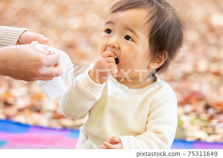 Baby touching the mouth Baby touching the mouth 75311649