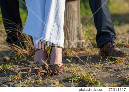 Couple hugging outdoor - close up on feet Couple hugging outdoor - close up on feet 75311837