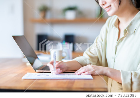 年輕女子通過遠程辦公做筆記 年輕女子通過遠程辦公做筆記 75312083