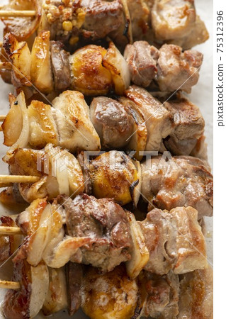 Delicious charcoal grilled chicken Delicious charcoal grilled chicken 75312396