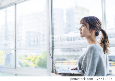 Business scene, female laptop, train Business scene, female laptop, train 75312887