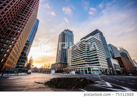 Image of road collapse in Tokyo 75312888