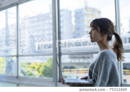 Business scene, female laptop, train 75312889