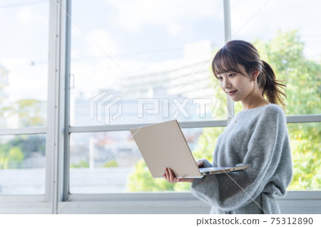 商業場景女筆記本電腦 商業場景女筆記本電腦 75312890