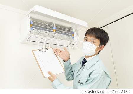 檢查空調的工人 檢查空調的工人 75312923