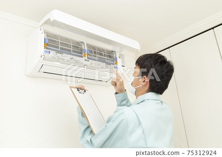檢查空調的工人 檢查空調的工人 75312924