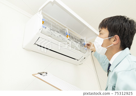 檢查空調的工人 檢查空調的工人 75312925