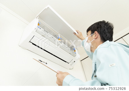 檢查空調的工人 檢查空調的工人 75312926