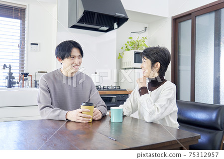 Parents and children talking at home 75312957