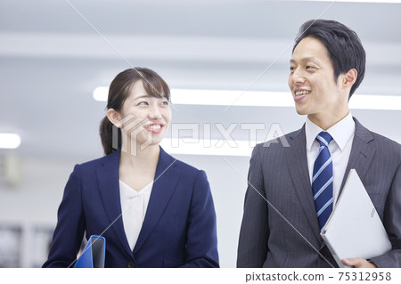 Office worker talking 75312958