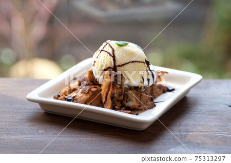 Ice cream Ice cream 75313297