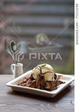 Ice cream Ice cream 75313298