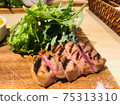 時尚的咖啡館牛排和沙拉 75313310