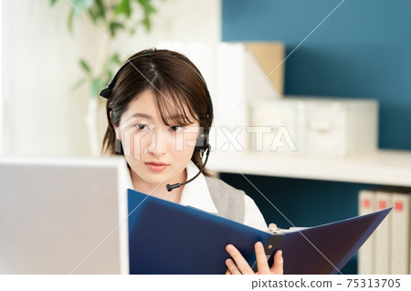 接聽電話的一個少婦 75313705