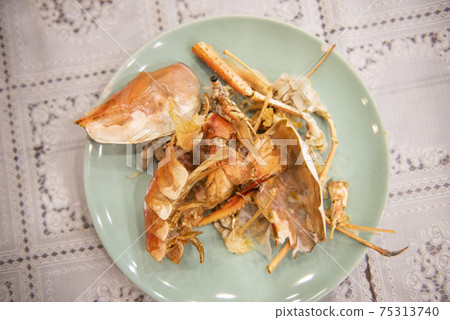 food waste plate with shellfish - Plate after eating seafood shrimp prawn, dirty dishes 75313740