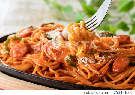 Egg yolk and palmezan cheese go great together! Iron plate Napolitan up 75314638