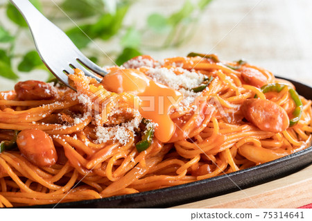 Egg yolk and palmezan cheese go great together! Iron plate Napolitan up 75314641