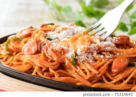 Egg yolk and palmezan cheese go great together! Iron plate Napolitan up 75314645