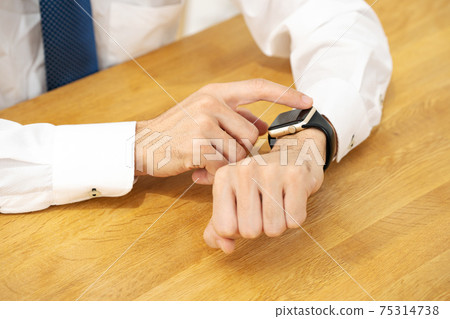 Businessman smart watch 75314738