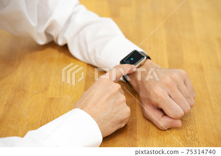 Businessman smart watch 75314740