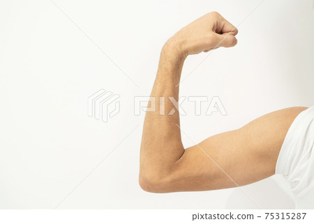 男性手臂的肌肉力量 男性手臂的肌肉力量 75315287