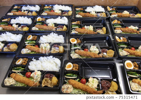 Manufacture and arrangement of bento restaurants 75315471