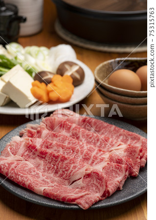 桌子上排列著標準的壽喜燒食材 75315763