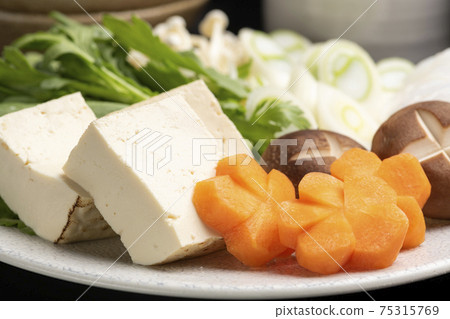 桌子上排列著標準的壽喜燒食材 75315769