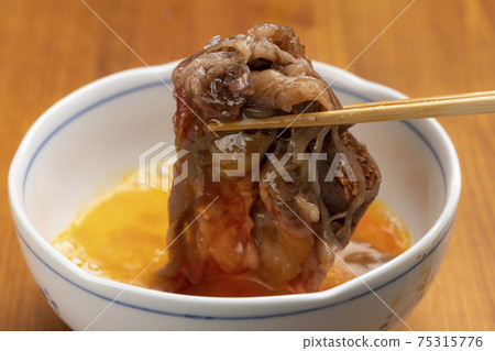 吃壽喜燒肉和雞蛋 75315776