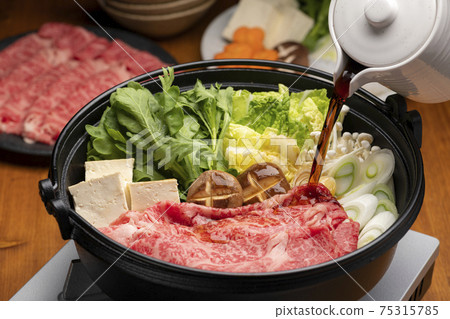 Cook sukiyaki in an iron pan 75315785