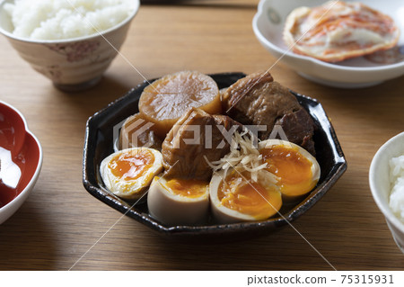 Cooked pork table 75315931