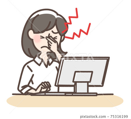 有疲乏的眼睛的一名婦女在個人計算機上 75316199