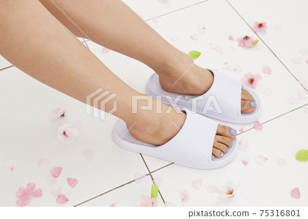 一個穿拖鞋的女人 75316801