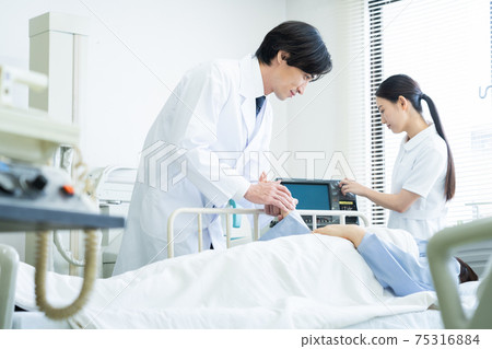 Hospital medical ICU doctor doctor nurse hospitalization 75316884