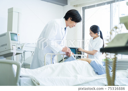 Hospital medical ICU doctor doctor nurse hospitalization Hospital medical ICU doctor doctor nurse hospitalization 75316886