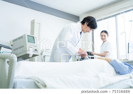Hospital medical ICU doctor doctor nurse hospitalization Hospital medical ICU doctor doctor nurse hospitalization 75316889