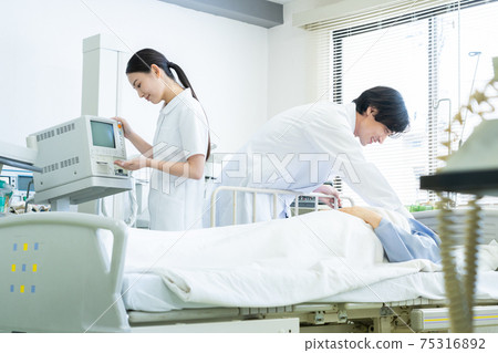 Hospital medical ICU doctor doctor nurse hospitalization 75316892