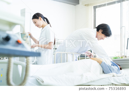 Hospital medical ICU doctor doctor nurse hospitalization 75316893
